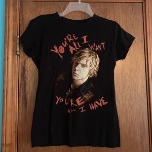 Evan Peters black t-shirt